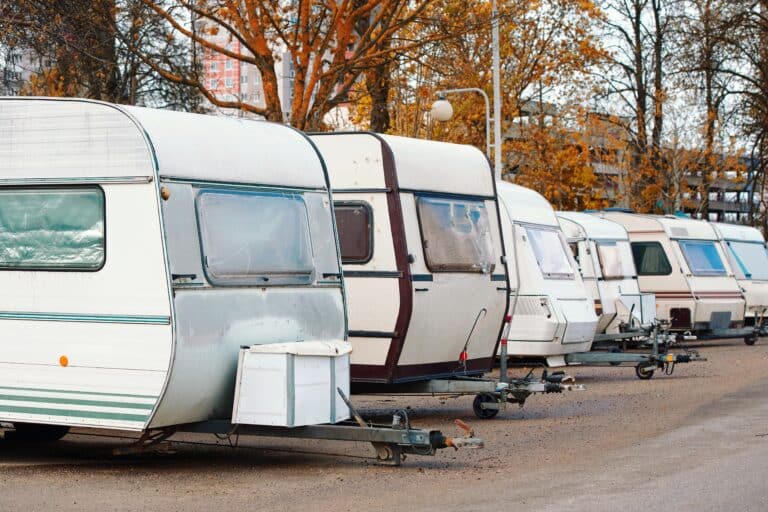 Fifth,Wheel,Travel,Trailers,Parked,On,Parked,Lot,In,The